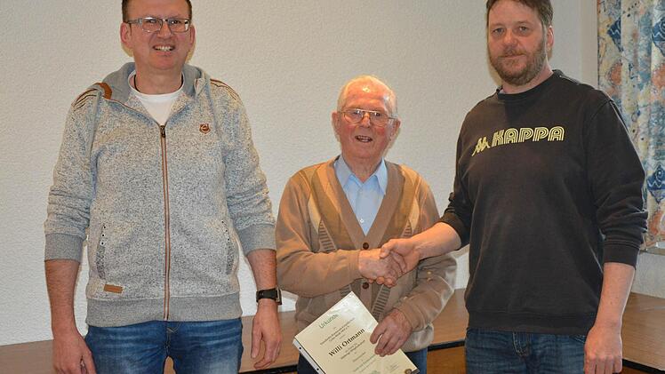 Dieter Diez (links) und Manfred Leber gratulierten Willi Ortmann (Mitte), der seit 50 Jahren Mitglied ist.  Foto: Doris Bauer