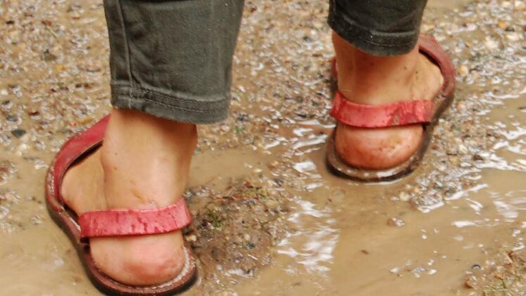 Voller Einsatz für Bayern3: Moderatorin Claudia Finger-Erben trotzte mit Sandalen dem Regenwetter. Foto: Sigismund von Dobschütz