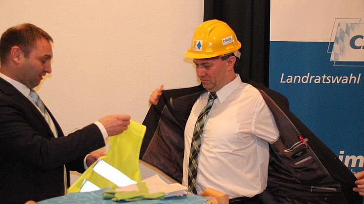 Klaus Löffler wollte sogar die Anzugjacke ausziehen, aber Jürgen Baumgärtner hatte eine Warnweste im XXL-Format besorgt.  Foto: Friedwald Schedel
