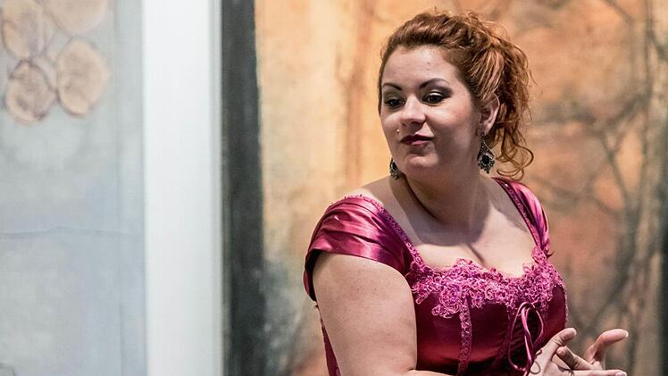 Stefanie Zillig begeisterte das Publikum im Coburger Kunstverein mit einem Operettenprogramm unter dem Motto "Es gibt ja keine Männer mehr". Foto: Jochen Berger