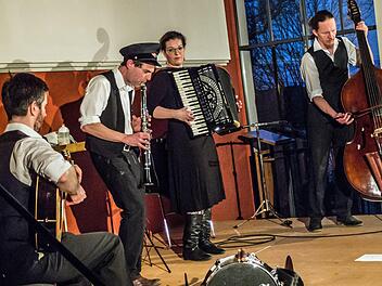 Das Quartett "A Glezele Vayn" gastierte im "Haus Contakt" in Coburg (von links): Jacobus Thiele, Achim Rinderle, Szilvia Csaranko und Johannes Keller. Foto: Jochen Berger