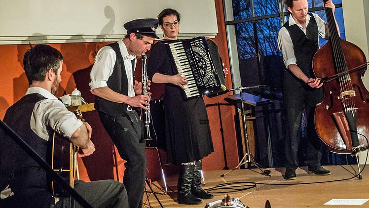 Das Quartett "A Glezele Vayn" gastierte im "Haus Contakt" in Coburg (von links): Jacobus Thiele, Achim Rinderle, Szilvia Csaranko und Johannes Keller. Foto: Jochen Berger