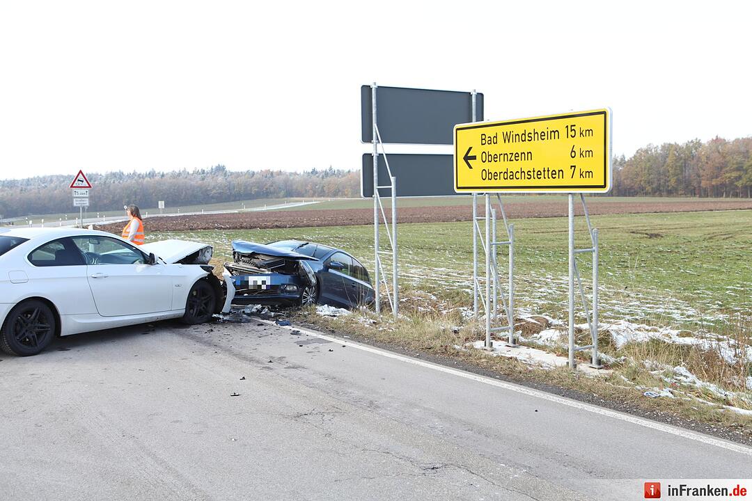 Frontalcrash nach Vorfahrtsmissachtung – Auto landet im Graben