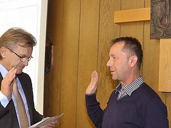 Gerhard Wolf (r.) wurde als neues Gemeinderatsmitglied von Bürgermeister Rainer Detsch vereidigt. Foto: eh