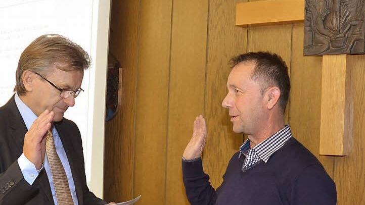 Gerhard Wolf (r.) wurde als neues Gemeinderatsmitglied von Bürgermeister Rainer Detsch vereidigt. Foto: eh