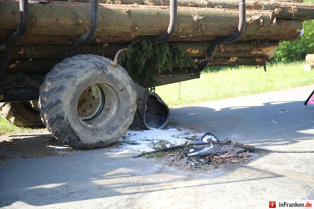 Kreis Hof: Auto kracht auf Holztransporter – Mutter und ihre zwei Kinder schwer verletzt