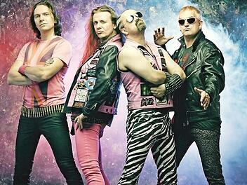 Sehen alles rosa: J.B.O .kommen am Mittwoch der Festivalwoche zusammen mit Dr. Woos-Rockzirkus in den Schlosshof zu Eyrichshof. Foto: pr