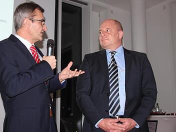 Wer bei Aktienkursen langfristig denkt, der ist im Vorteil. Darin waren sich Vorstandsmitglied Harry Weiß von der Sparkasse Kulmbach (links) und Börsenexperte Norbert Betz einig. Stephan Stöckel