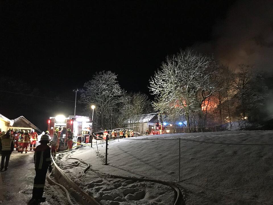 Dachstuhlbrand nahe Helmbrechts in Oberfranken hält Feuerwehr in Atem