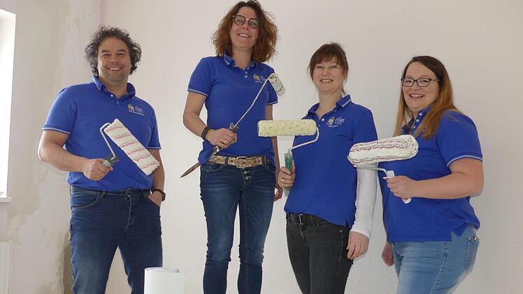 Mal eine andere Arbeit f&uuml;r das Praxisteam: Dr. Michael G&uuml;nther (von links), Simone G&uuml;nther, Katja Hey und Eva St&auml;dtler sind gerade dabei, die neue Hausarztpraxis in Oberelsbach f&uuml;r die Er&ouml;ffnung herzurichten, was offensichtlich Spa&szlig; macht.Marc Huter