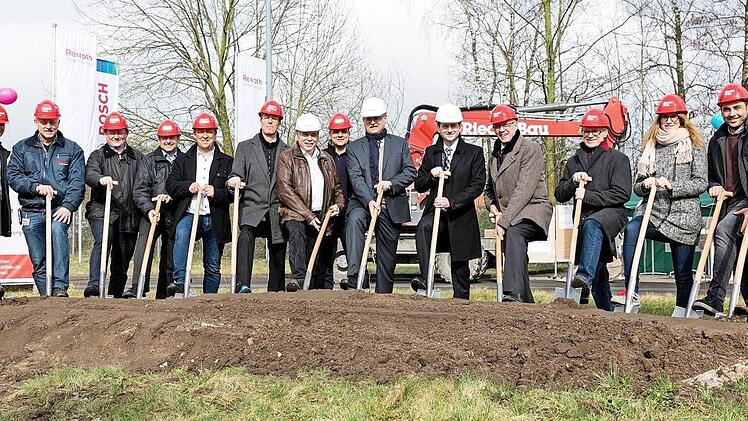 Symbolischer Spatenstich: Die Werkleitung des Standorts Augsfeld von Bosch Rexroth mit Mitarbeitern und dem Bürgermeister von Haßfurt sowie Vertretern der am Bau beteiligten Unternehmen  Foto: Bosch Rexroth