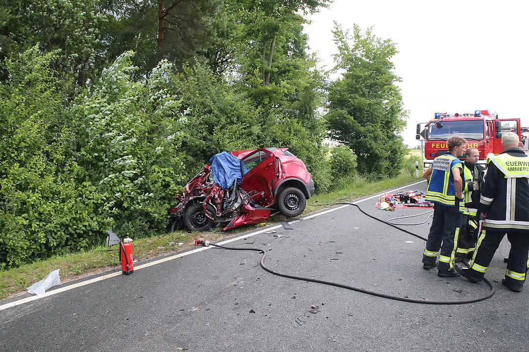 Tödlicher Unfall auf B466: Auto kollidiert mit Lkw