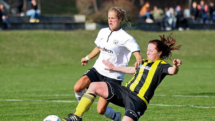 Die neue Spielertrainerin der Spvg Eicha, Marcella Hoch (gelb-schwarzes Trikot), ist immer ein Vorbild an Einsatz und Kampfbereitschaft.  Foto: Heinrich Weiß/Archiv