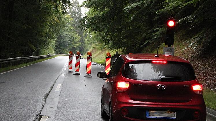 Seit zwei Wochen ist die B 286 zwischen Riedenberg und der Autobahnauffahrt Bad Brückenau/Wildflecken einseitig gesperrt. Foto: Ulrike Müller