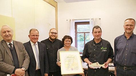 Heinz Stempfle (Kreisvorsitzender Bayerischer Hotel- und Gaststättenverband), Erwin Dotzel (Bezirkstagspräsident) und Thomas Hartmann (Fischereiverband Unterfranken) übergaben der Familie Hergenröder den "Goldenen Fisch".