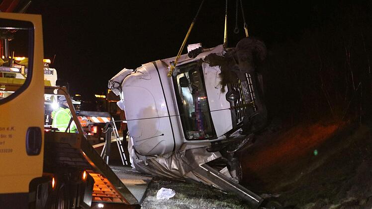 Bei einem Unfall auf der A6 wurde ein 20-Jähriger verletzt. Erneut funktionierte die Rettungsgasse nicht ordnungsgemäß - zudem sorgten Gaffer für Probleme. Foto: Oßwald/News5