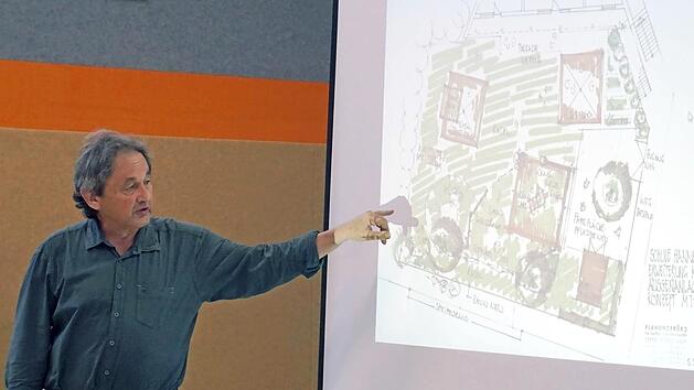 Bernd Kounovsky stellte dem Gremium den Entwurf der Freianlage f&uuml;r die Kinderkrippe vor. Foto: Richard S&auml;nger