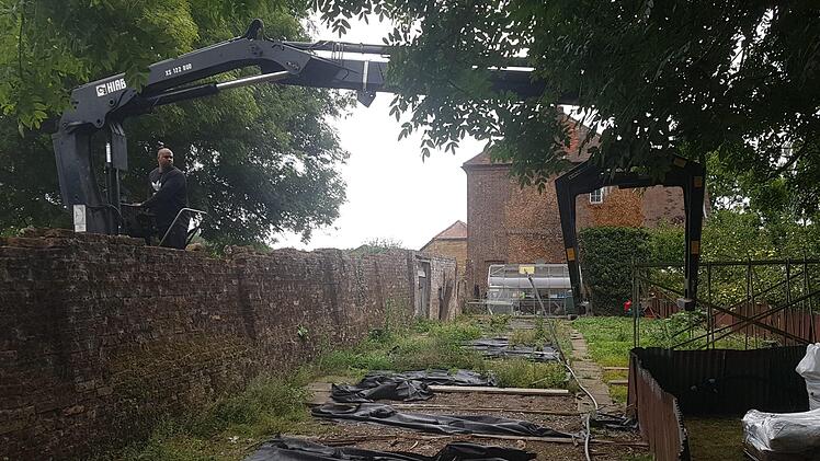 Auf der Farm gab es eine Menge zu tun: Die Mauer war windschief, musste abgetragen und stabilisiert werden. Auch im Garten wartete auf die freiwilligen Helfer eine Menge Arbeit. Foto: Lukas Klatt