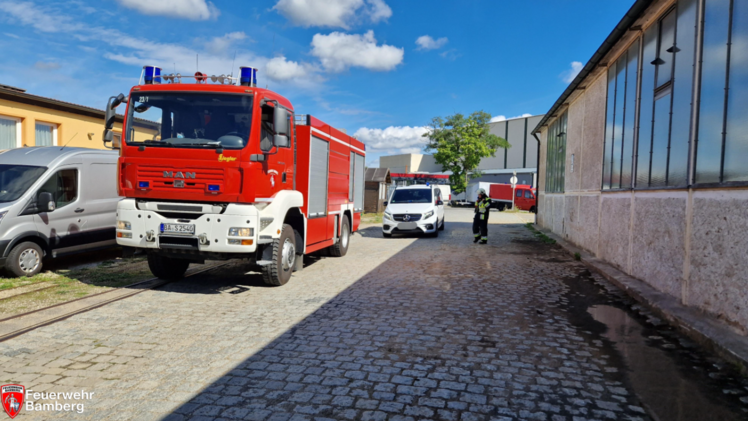 Bamberg: "In voller Ausdehnung" - Feuerwehr r&uuml;ckt zu brennendem Lieferwagen an