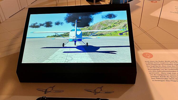 Am Flugsimulator kannst du dein Talent zum Fliegen testen.
