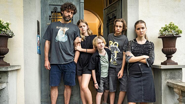 Mo (Timur Işık, von links) wohnt gemeinsam mit den Kindern Fritte (Emily Kaiser), Nano (Michel Koch), Fabi (No&eacute;l Gabriel Kipp) und Toni (Lola H&ouml;ller) in einem Haus. Nun soll auch Tristan einziehen.