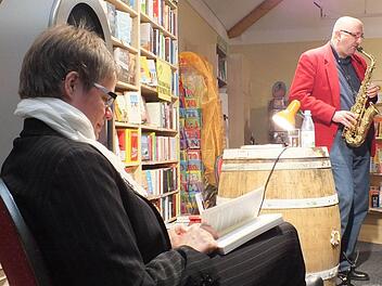 Friederike Schmöe las in Bad Bocklet aus "Rosenfolter", Oliver Herrmann steuerte die Musik dazu bei.  Foto: Björn Hein
