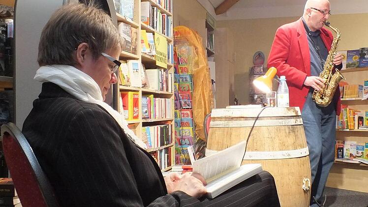 Friederike Schmöe las in Bad Bocklet aus "Rosenfolter", Oliver Herrmann steuerte die Musik dazu bei.  Foto: Björn Hein