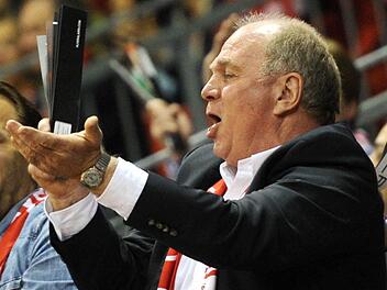 Der Pr&auml;sident des FC Bayern, Uli Hoene&szlig;, feuert sein Team an. Foto: Tobias Hase/dpa/Archiv