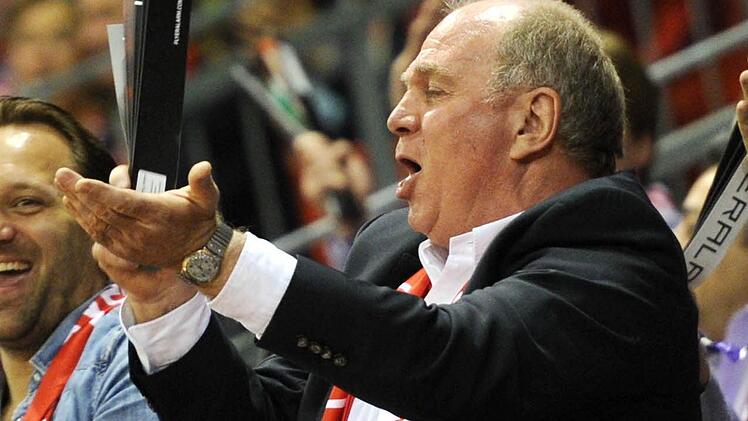 Der Pr&auml;sident des FC Bayern, Uli Hoene&szlig;, feuert sein Team an. Foto: Tobias Hase/dpa/Archiv