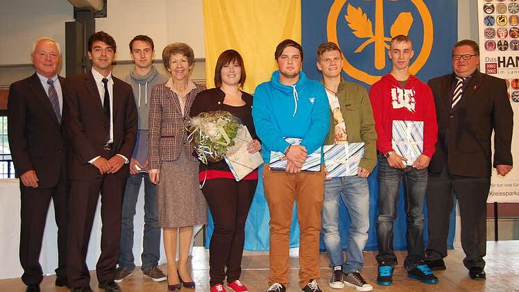 Die Prüfungsbesten (von links): Helmut Fischer (Stellvertreter des Landrats), Hannes Rost (Versorgungswerk Münchener Verein), Markus Zenk, Bürgermeisterin Dr. Bianca Fischer, Vanessa Schardt, Pascal Gottfried, Nick Dippold, Christian Ultsch, Kreishandwerksmeister Mathias Söllner.