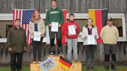 Die Besten der bayerischen Jugendwertung, von links Schützenmeister Gerhard Einwag, Alina Kraus (2., Ebern), Alexander Schardt (Bayerischer Meister Ebern/Altenkunstadt), Dave Kraus (3., Ebern), Laura Dirauf (4., Ebern), Landessportleiter Horst Lehnert.