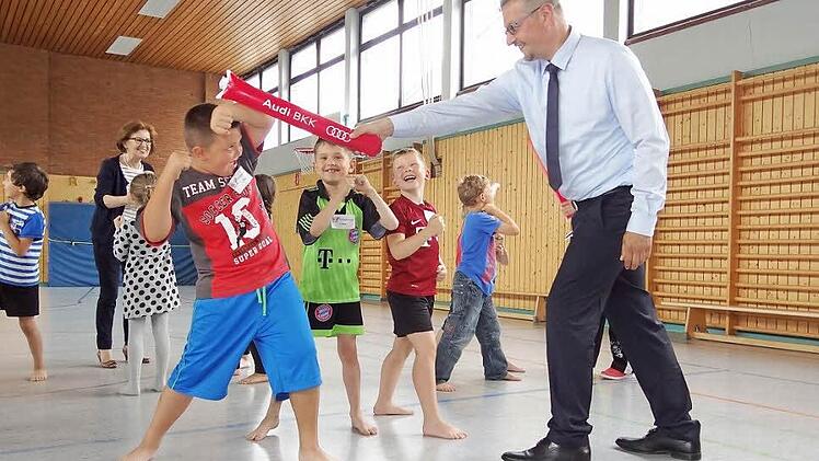 Kampfkatzen trainieren in der Grundschule: Mit Unterstützung der Krankenkasse Audi BKK (im Bild rechts der Service-Center-Leiter Klaus Fuchs) kann die Grundschule Ebern im Rahmen des Ganztags den Erstklässlern das Sportprojekt "Kampfkatzen" anbieten. Jürgen Schorn vom Sportstudio Schorn trainiert mit den Kindern über einen Zeitraum von zehn Wochen.  Foto: Johanna Eckert