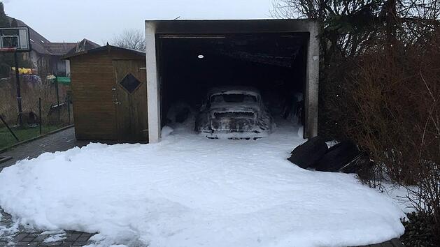 Der Porsche brannte in der Garage v&ouml;llig aus. Foto: Richard S&auml;nger