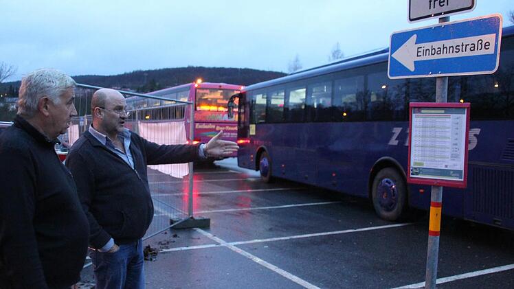 Machen wir den Bushalt für den Zugersatz an diese Haltestelle, oder doch auf die andere Seite? OVF-Planer Landgraf (links) berät sich mit einem Busfahrer aus Bad Neustadt.