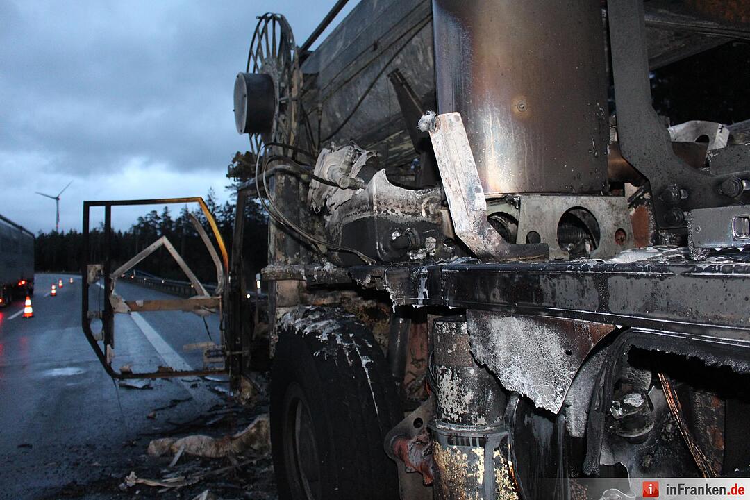 Nagelneuer Autokran brennt bei Ueberfuhrungsfahrt aus - Schaden mindestens eine Millionen Euro