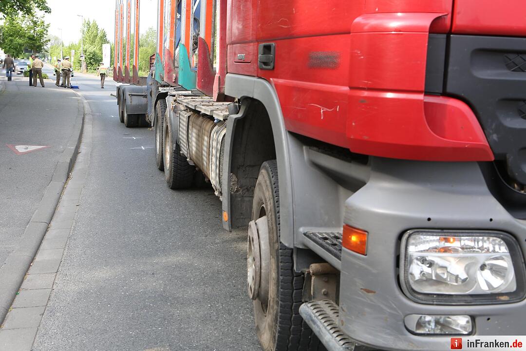 Fussgaengerin von Lkw ueberrollt und getoetet