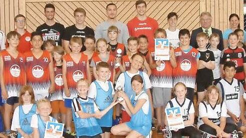 Die Basketball-Talente der fünf Mannschaften freuten sich mit den Betreuern, den Verantwortlichen des Brose-Baskets-Schulprogramms, den Organisatoren, Sponsoren und Zweitem Bürgermeister Gerhard Schneider (Zweiter von rechts) über das gelungene Turnier.