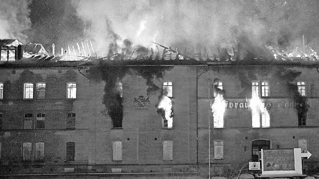 Das alte Holzgebälk im Innern des Hofbrauhauses liefert dem Feuer Nahrung. Am Ende sind nur noch die Außenmauern des historischen Gebäudes übrig. Fotos: CT-Archiv / Klaus Wöhner