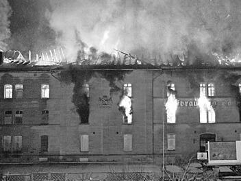 Das alte Holzgebälk im Innern des Hofbrauhauses liefert dem Feuer Nahrung. Am Ende sind nur noch die Außenmauern des historischen Gebäudes übrig. Fotos: CT-Archiv / Klaus Wöhner