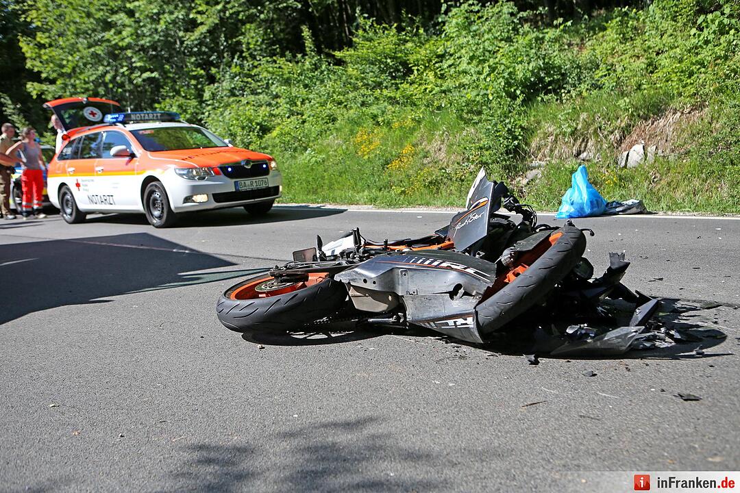Kreis Bamberg: 17-jähriger Motorradfahrer fährt auf Traktor auf und wird schwer verletzt