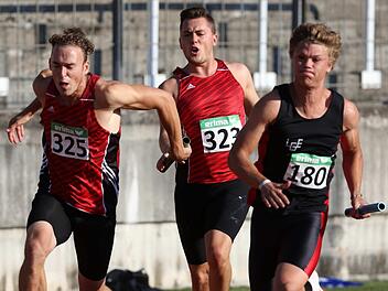 Timo Kaufmair (2. v. li.) übergibt den Staffelstab an Florian Lickteig (li.). Mit André Zahl und Marius Laib kam das TSH-Quartett über 4x100 Meter mit Vereinsrekordzeit auf Rang 3. Fotos: Sportfoto Kiefner