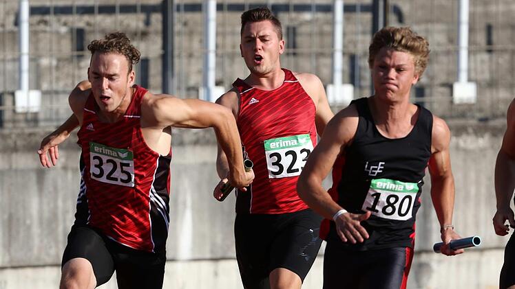 Timo Kaufmair (2. v. li.) übergibt den Staffelstab an Florian Lickteig (li.). Mit André Zahl und Marius Laib kam das TSH-Quartett über 4x100 Meter mit Vereinsrekordzeit auf Rang 3. Fotos: Sportfoto Kiefner