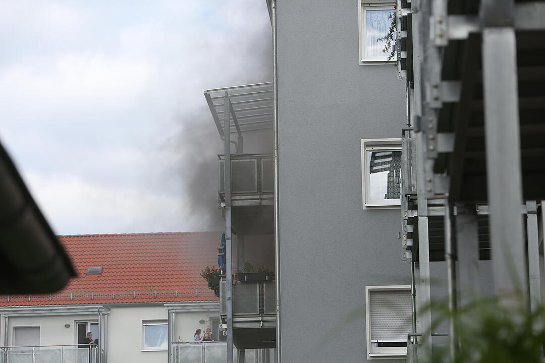 Wohnung in Mehrfamilienhaus brennt