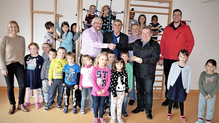Die Kinder freuen sich mit (von links) Kita-Leiterin Silvia Düreth, Pfarrer Stefan Schleicher und Bürgermeister Siegfried Decker über die Spende, die (weiter nach rechts) Siegfried Köber, Lothar Huber und Christopher Schröder überreichten.  Foto: Werner Reißaus