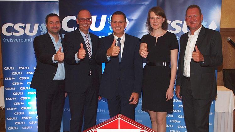 Uwe Held (Mitte) freute sich über die Nominierung zum Bürgermeisterkandidaten ; im Bild mit CSU-Stadtverbandvorsitzendem Ronald Kaiser, dem Kreisvorsitzenden, Landrat  Meißner,  MdB Emmi Zeulner und Fraktionsvorsitzendem  Frank Rubner (v. l.) entgegennehmen.Alfred Thieret