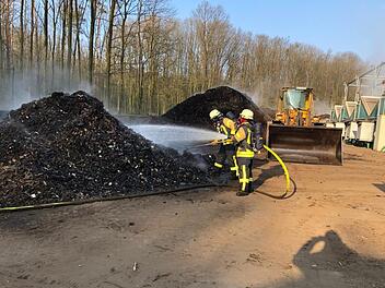 Mit einem Radlader wurde das Brandgut aus der Lagerhalle ins Freie gebracht und dort von Atemschutzgeräteträgern der Feuerwehren abgelöscht. Christian Licha