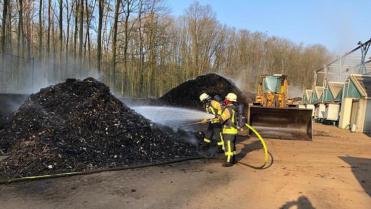 Mit einem Radlader wurde das Brandgut aus der Lagerhalle ins Freie gebracht und dort von Atemschutzgeräteträgern der Feuerwehren abgelöscht. Christian Licha