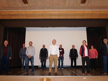 Der neue Vorstand der Rhönklub-Region Saale-Sinn um ihren neuen Vorsitzenden Bernhard Walter (vorne, Mitte). Vorne, von links:  Konrad Tripp und Dieter Büttner (stellvertretende Regionsvorsitzende), Bernhard Walter (Regionsvorsitzender), Kathi Cavallo (Schriftführerin) und Werner Lieb (Kassier); hinten, von links: die Wegewarte Manfred Schreiner und Martin Brenner, Wanderwart Heinz Hüttner, Naturschutzwart Klaus Neisser und die stellvertretende Schriftführerin Sabine Treinat. Foto: Marion Eckert