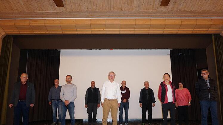 Der neue Vorstand der Rhönklub-Region Saale-Sinn um ihren neuen Vorsitzenden Bernhard Walter (vorne, Mitte). Vorne, von links:  Konrad Tripp und Dieter Büttner (stellvertretende Regionsvorsitzende), Bernhard Walter (Regionsvorsitzender), Kathi Cavallo (Schriftführerin) und Werner Lieb (Kassier); hinten, von links: die Wegewarte Manfred Schreiner und Martin Brenner, Wanderwart Heinz Hüttner, Naturschutzwart Klaus Neisser und die stellvertretende Schriftführerin Sabine Treinat. Foto: Marion Eckert