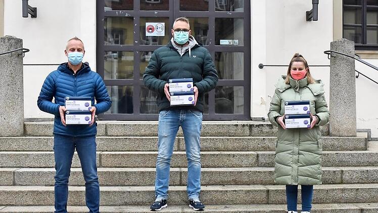 Landrat Wilhelm Schneider (rechts) &uuml;bergibt zusammen mit Kathrin Glaubrecht (links) und Christina Schn&ouml;s von der Arbeitsgruppe Corona die Antigen-Schnelltests an die station&auml;re Pflegeeinrichtung "Die Intensivpfleger". Die beiden Gesch&auml;ftsf&uuml;hrer Thomas Schindler und Markus Betz sind dankbar f&uuml;r die Unterst&uuml;tzung.  Foto: Moni G&ouml;hr/Landratsamt Ha&szlig;berge